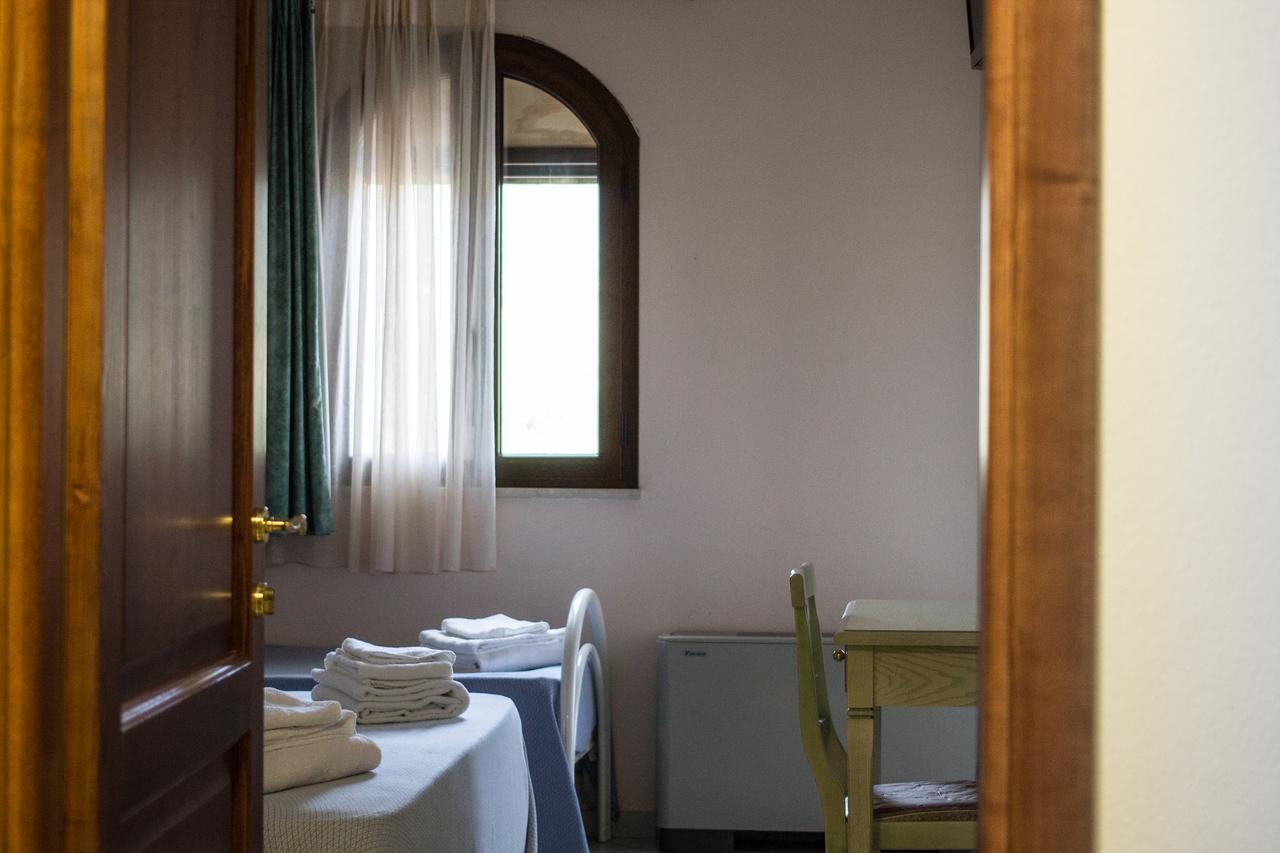 Sìnnai Hotel Villa Del Mare חדר תמונה